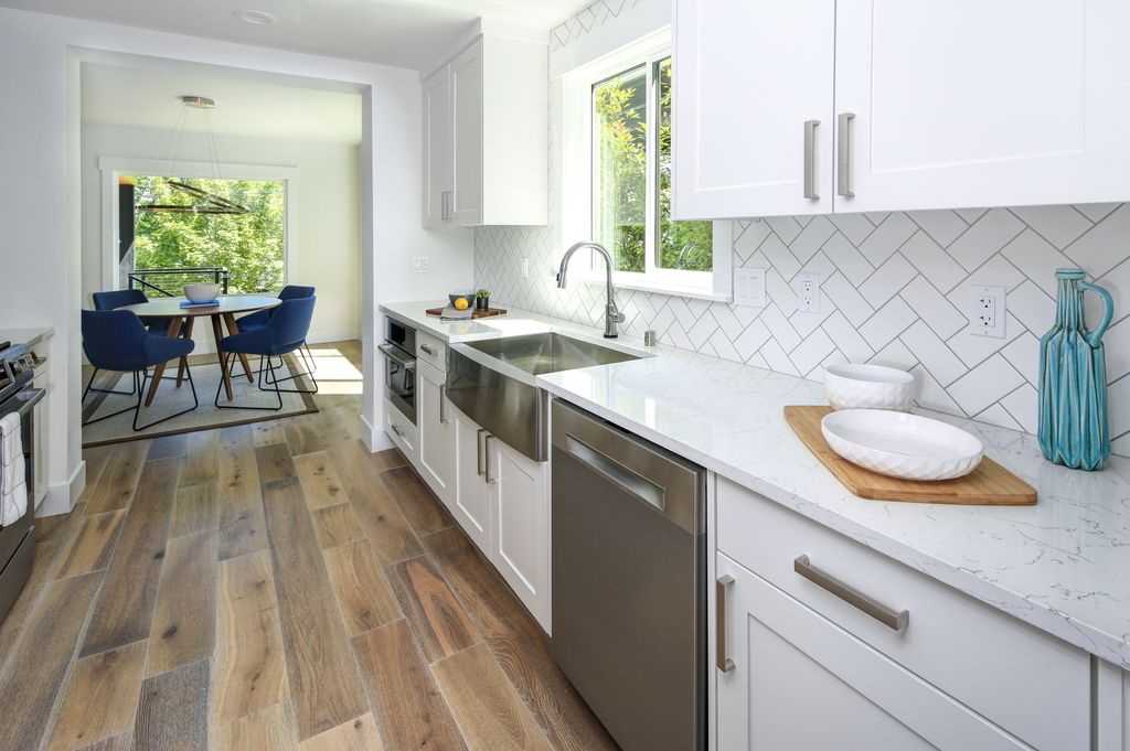 Cuisine avec carrelage sol imitation parquet chêne clair