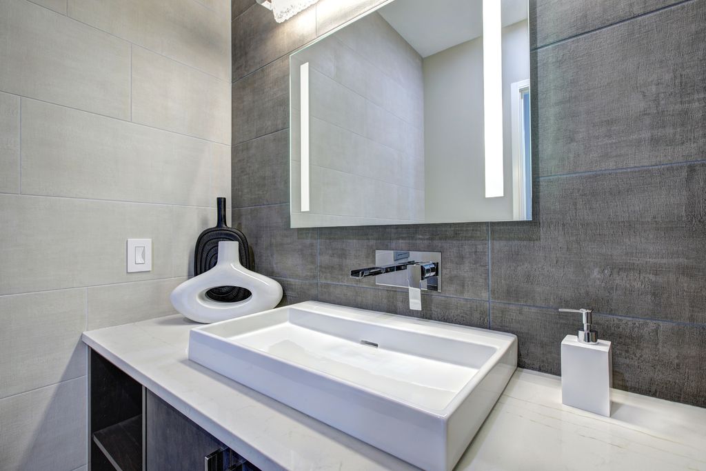Salle d'eau carrelage grand format gris anthracite