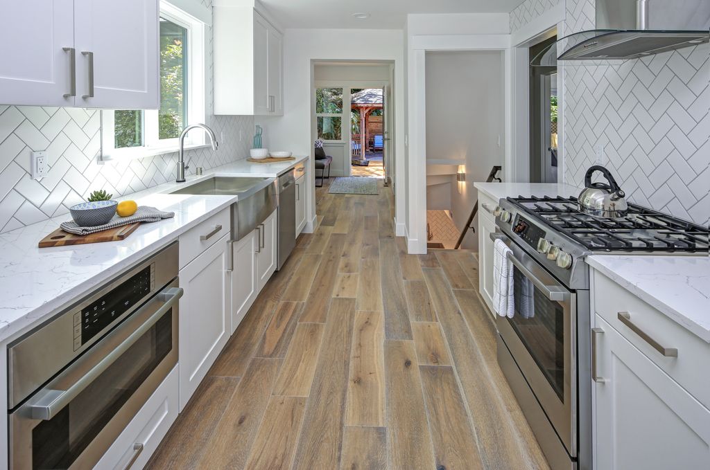 Cuisine blanche avec sol carrelage imitation parquet chêne