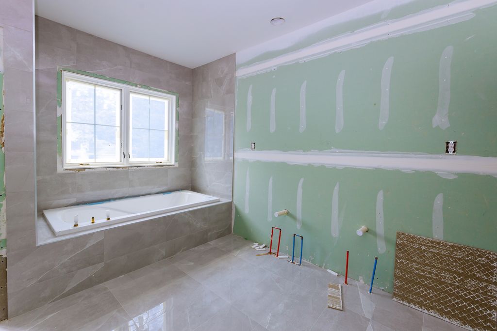 Salle de bain en chantier carrelage marbre gris