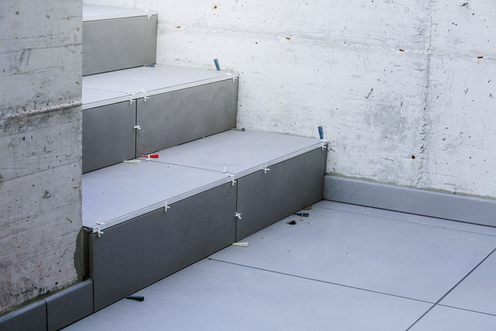 Escalier carrelage gris anthracite finition
