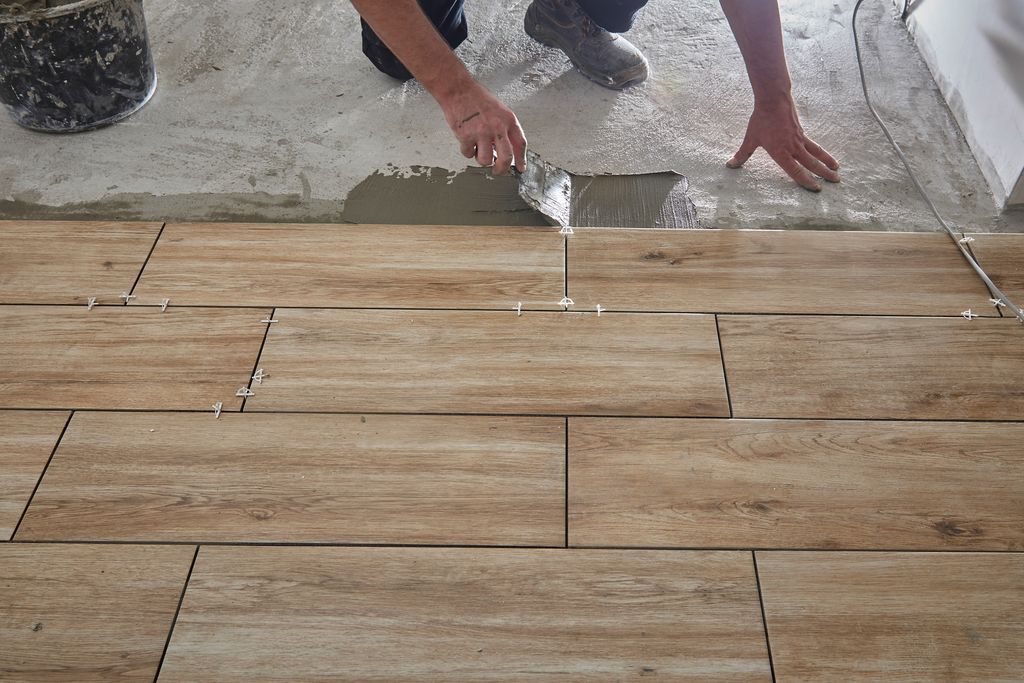 Pose carrelage imitation parquet chêne doré en cours