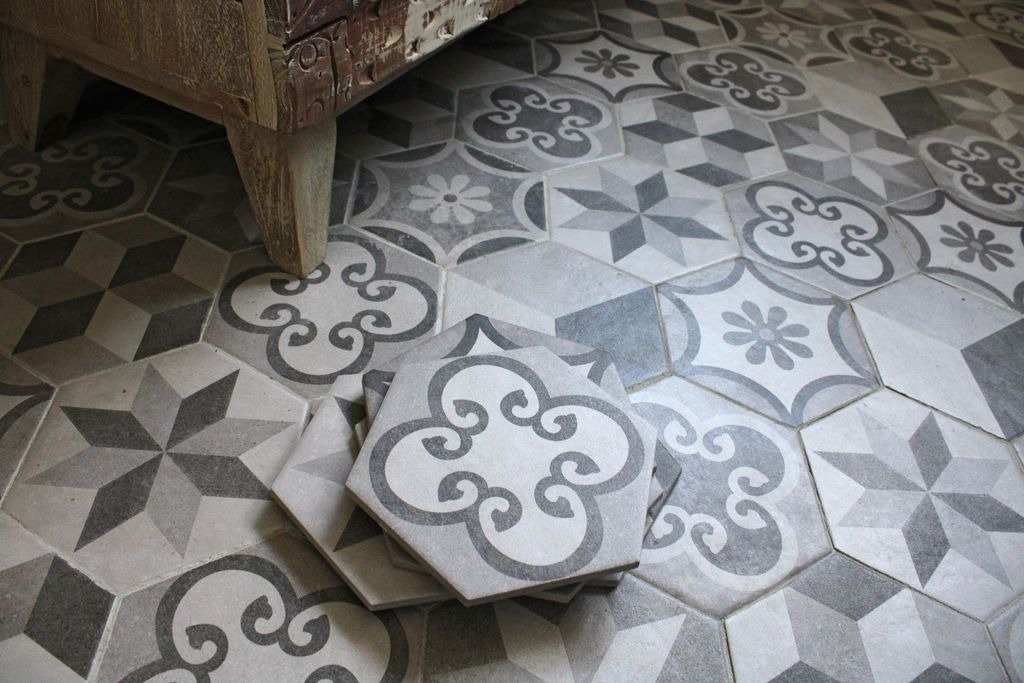 Carrelage hexagonal decoratif gris et blanc a Libourne par MC Carreleur, motifs type carreaux de ciment au sol.