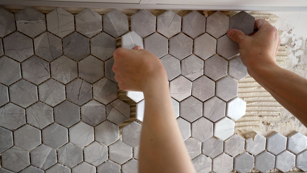 Pose carrelage mural hexagonal marbre artisan – MC Carreleur à Izon