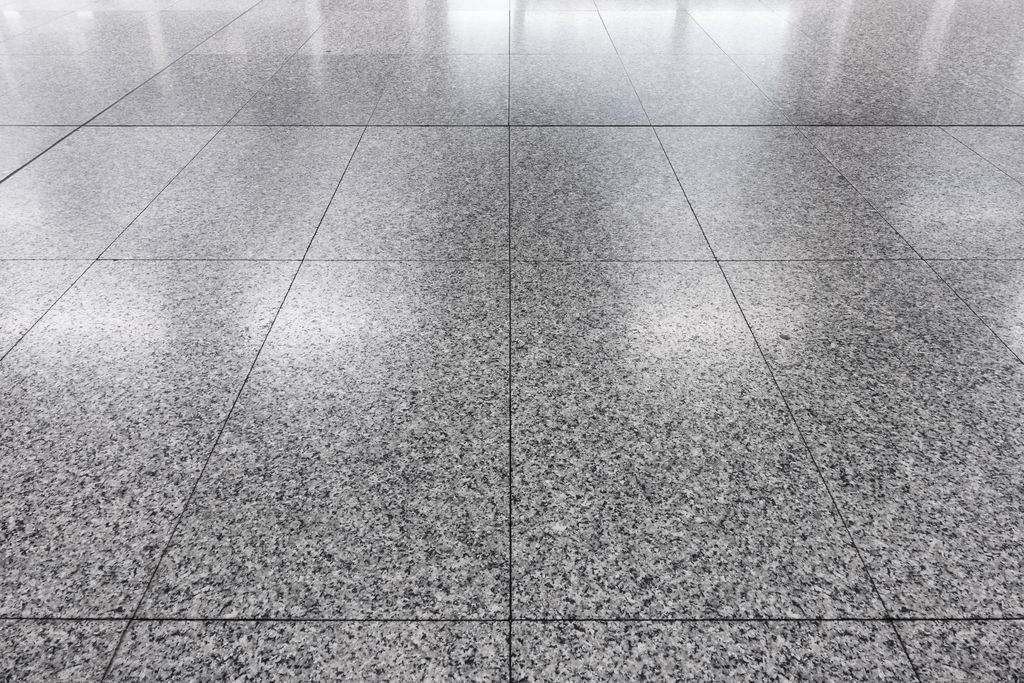 Sol professionnel en carrelage aspect granit poli gris à Izon