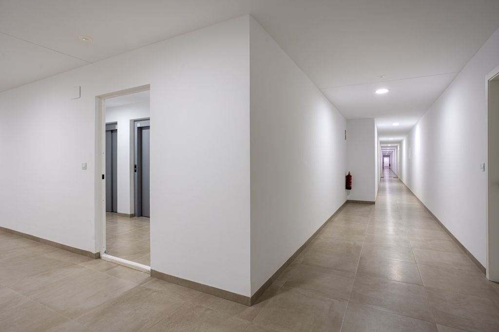 Salle de restaurant beige grand format avec plinthes assorties a Libourne par MC Carreleur, joints fins.