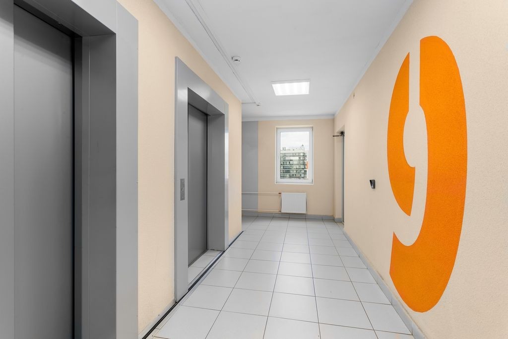 Couloir d'immeuble en carrelage gris à Libourne