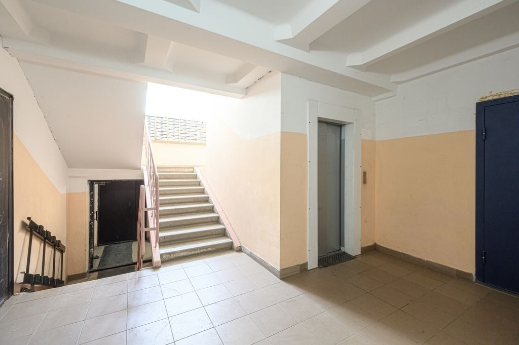 Hall de copropriété en carrelage beige à Saint-André-de-Cubzac