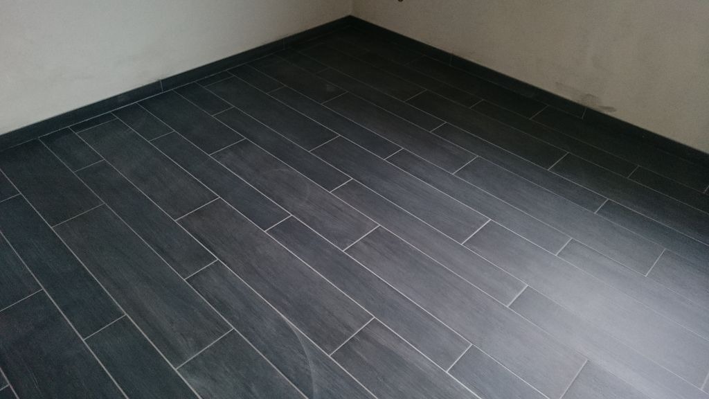 Carrelage imitation parquet gris fonce pose a Saint-Andre-de-Cubzac par MC Carreleur, lames decalees et plinthes.