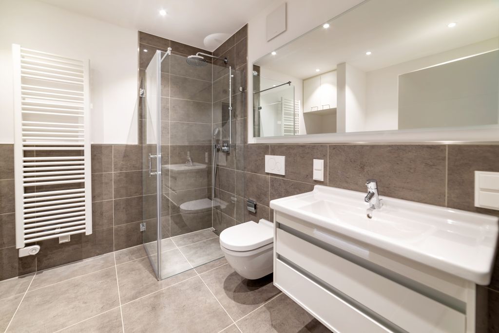 Salle de bain complète carrelage gris taupe avec WC