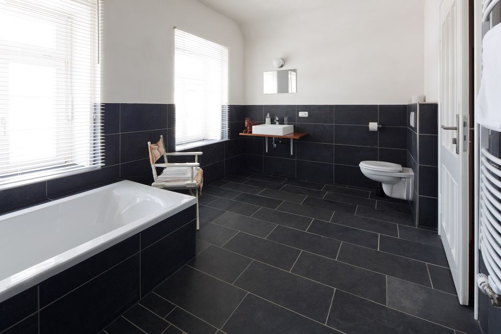 Grande salle de bain carrelage noir ardoise sol et mur