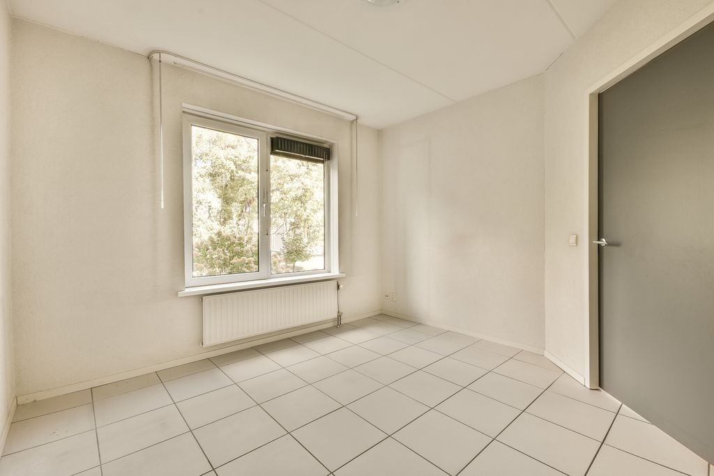 Chambre au carrelage blanc grand format a joints noirs contrastes a Bordeaux par MC Carreleur.