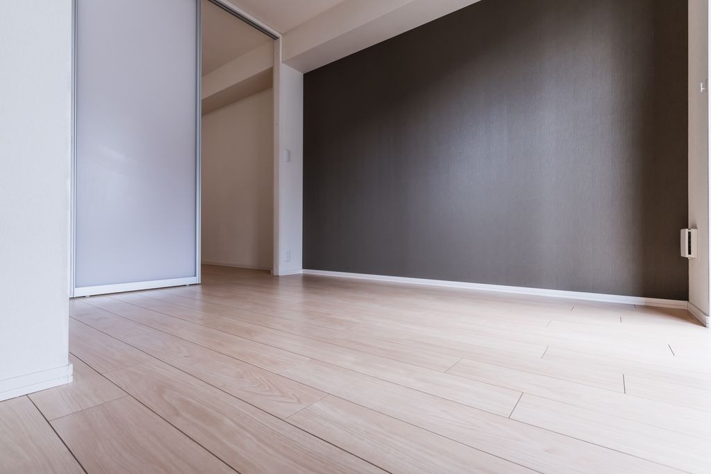 Chambre au sol en carrelage effet parquet clair a Saint-Andre-de-Cubzac, pose realisee par MC Carreleur.