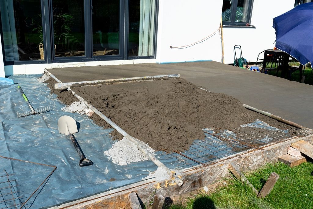 Preparation de chape de terrasse exterieure a Bordeaux avec mortier et treillis, realisee par MC Carreleur.