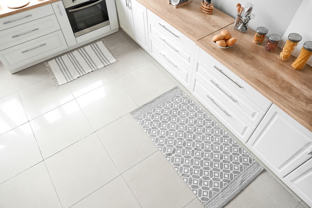 Carrelage sol blanc grand format cuisine blanche