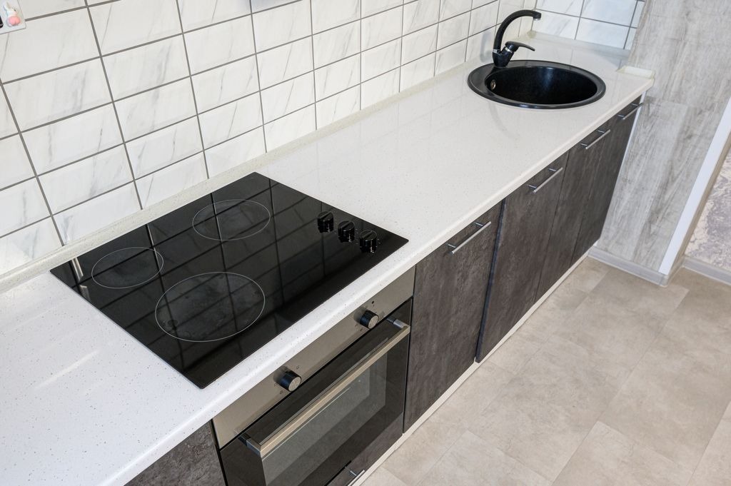Cuisine a Izon avec credence carrelage metro blanc veine marbre et plan de travail, installation par MC Carreleur.