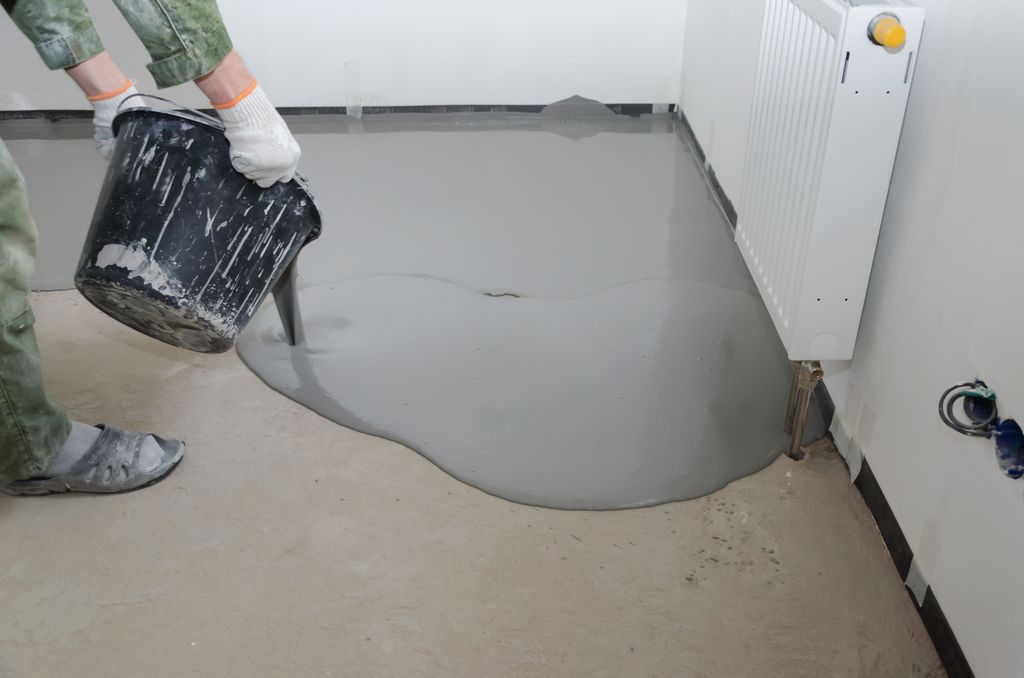 Début coulage ragréage autonivelant sol béton