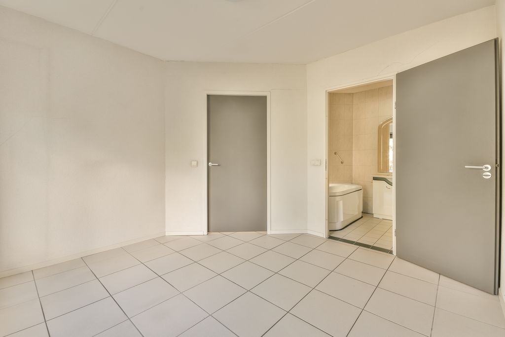Entree et couloir a Bordeaux avec carrelage blanc en pose diagonale, pose au sol realisee par MC Carreleur.