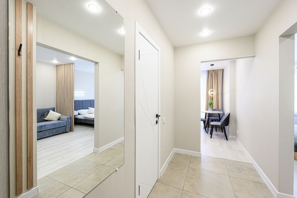 Couloir d entree a Libourne en carrelage beige moderne, miroir et spots LED, travaux par MC Carreleur.