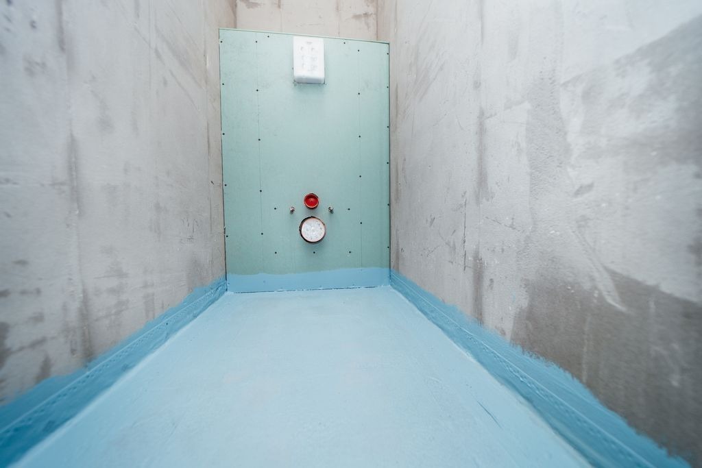 WC a Bordeaux avec membrane etanche turquoise sur sol et releve de plinthes, preparation avant faience par MC Carreleur.