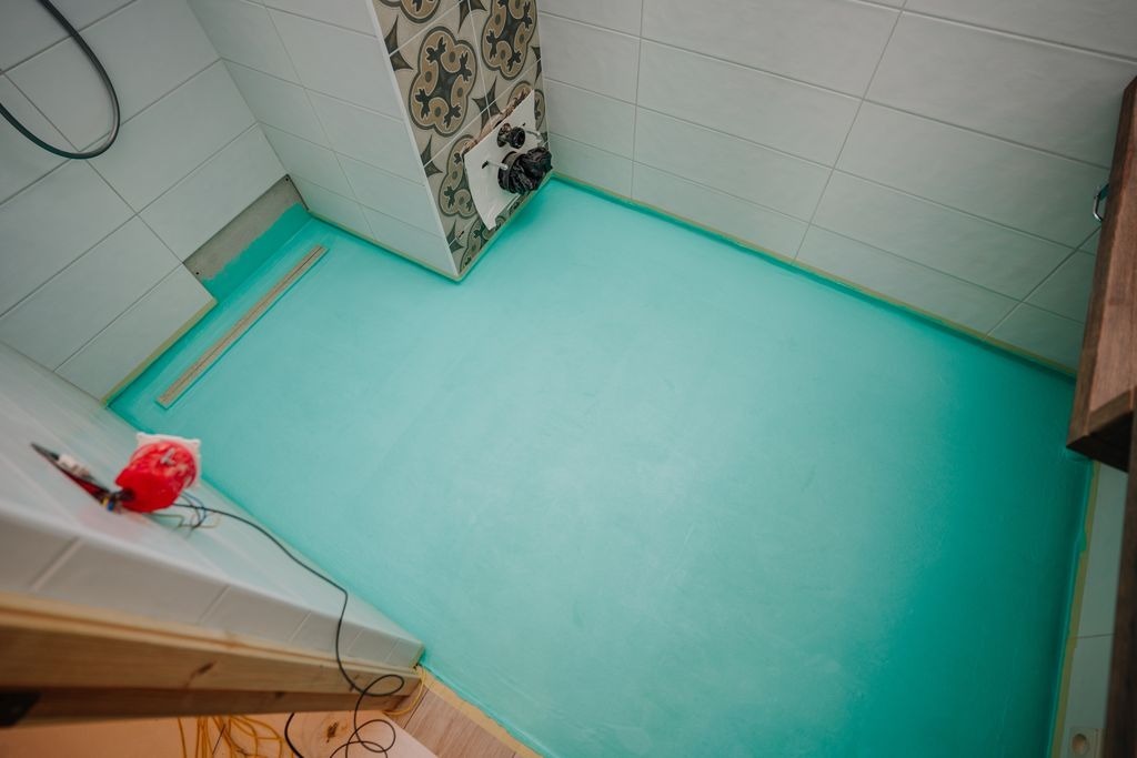 Salle de bain a Izon : sol etanche en membrane turquoise, douche italienne avec bonde lineaire, pose MC Carreleur.