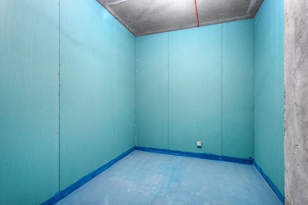 Mise en oeuvre d un systeme d etancheite sous carrelage en salle humide a Saint-Andre-de-Cubzac par MC Carreleur.