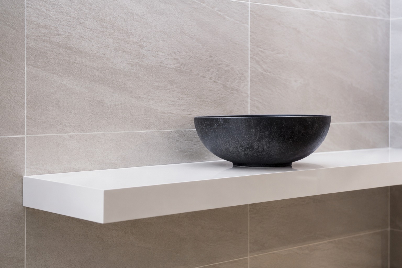 Étagère flottante blanche avec bol céramique sur carrelage pierre naturelle beige – MC Carreleur