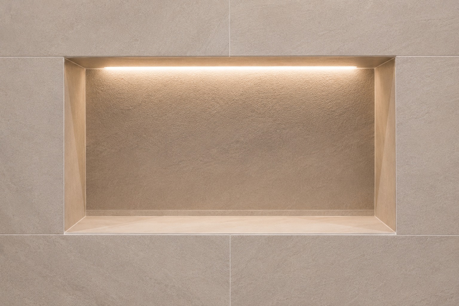 Niche encastrée éclairée LED lumière chaude sur carrelage beige douche italienne – MC Carreleur Gironde