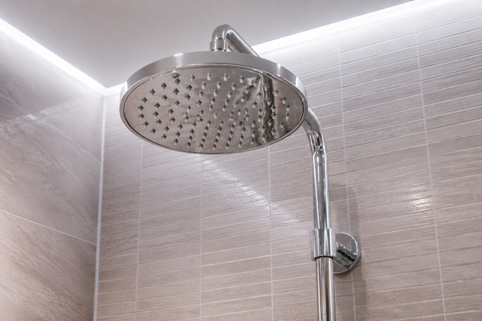 Pommeau de douche pluie rond chromé avec éclairage LED corniche – douche italienne MC Carreleur Gironde
