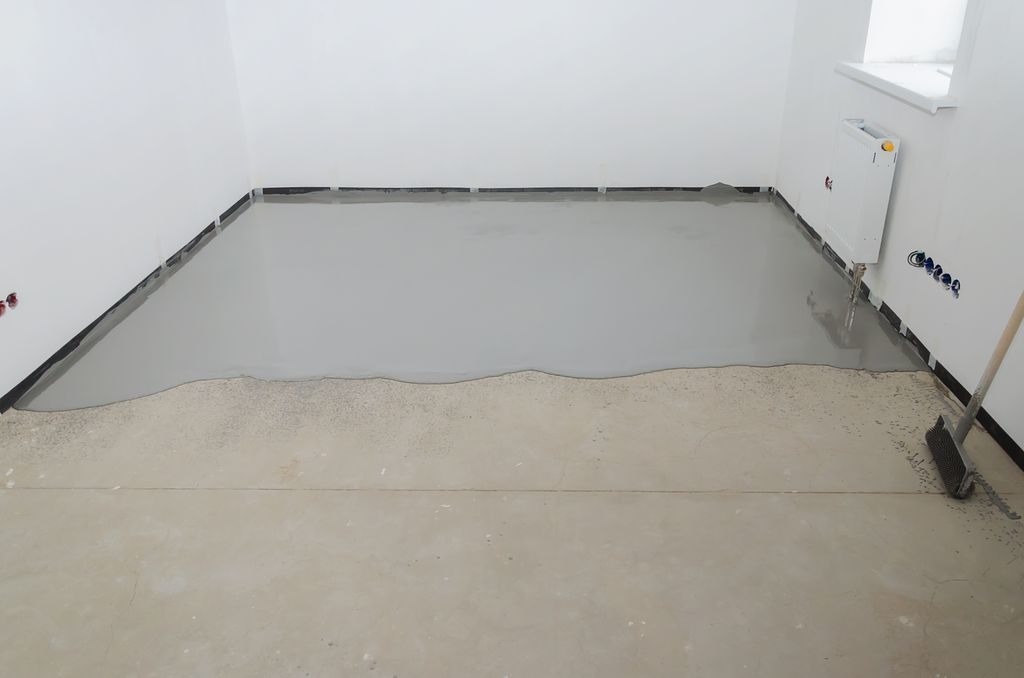 Ragreage autolissant gris sur chape beton a Izon par MC Carreleur, preparation du sol avant pose du carrelage.