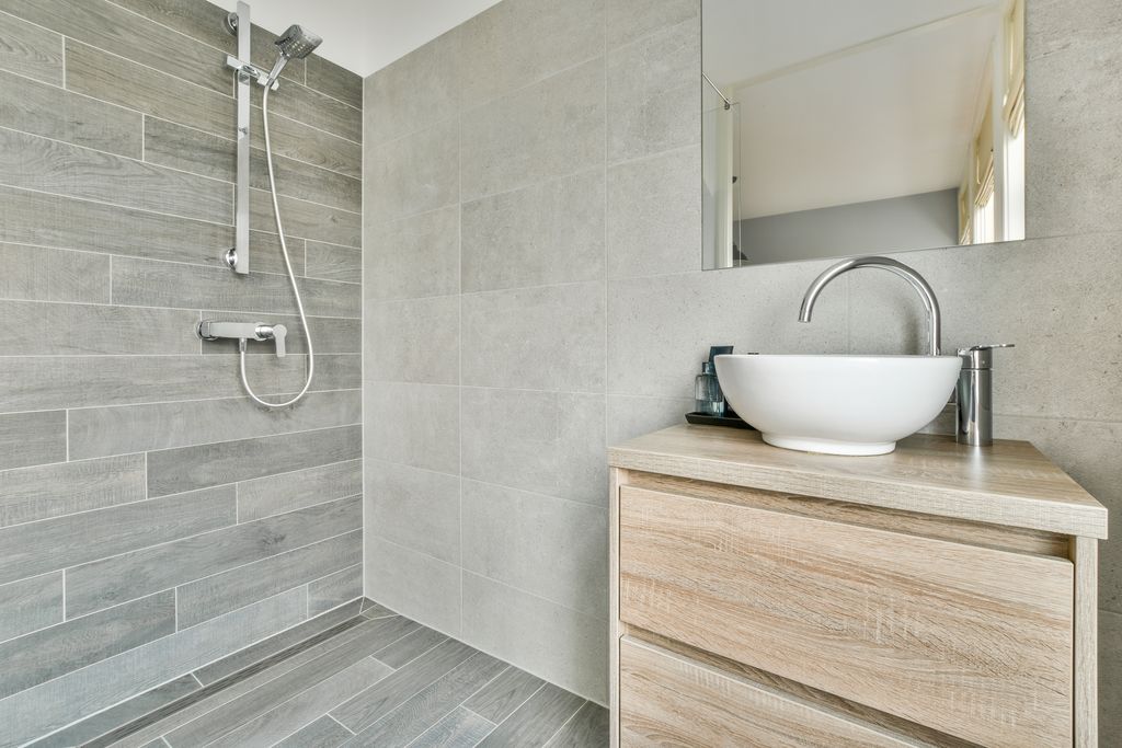 Rénovation complète salle de bain carrelage bois et béton