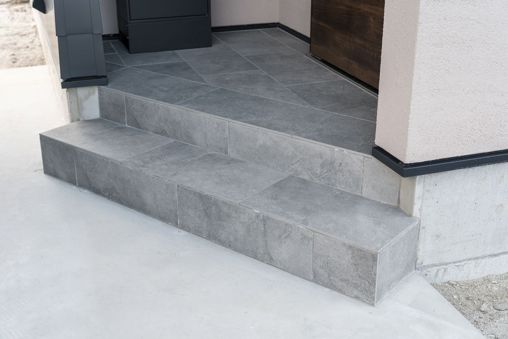 Carrelage gris effet pierre sur escalier exterieur et palier d entree a Libourne par MC Carreleur.