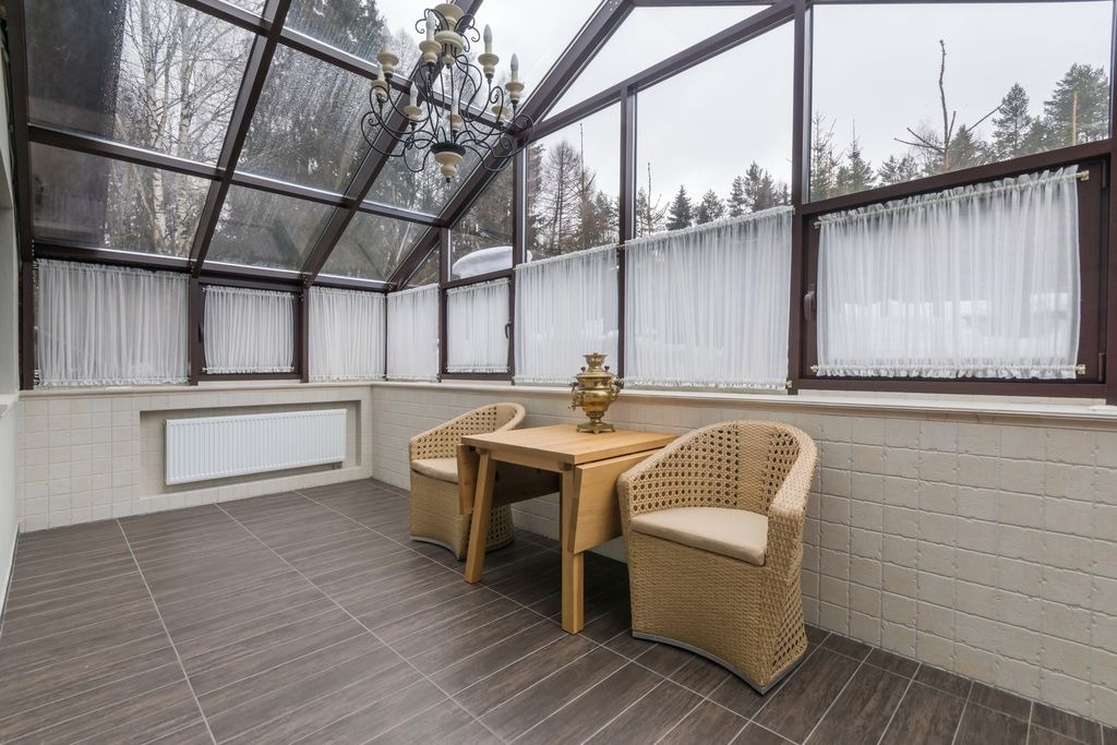 Sol en carrelage effet bois dans une veranda vitree a Libourne par MC Carreleur, renovation et pose.