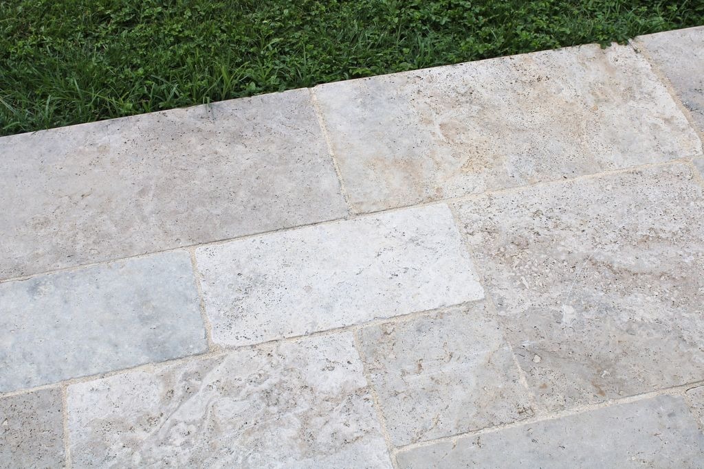 Terrasse dallee en travertin gris et beige a Saint-Andre-de-Cubzac, opus pierre naturelle pose par MC Carreleur.