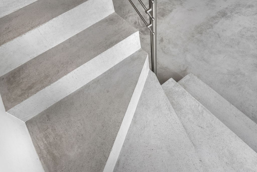 Béton ciré escalier gris clair — MC Carreleur Carbon-Blanc