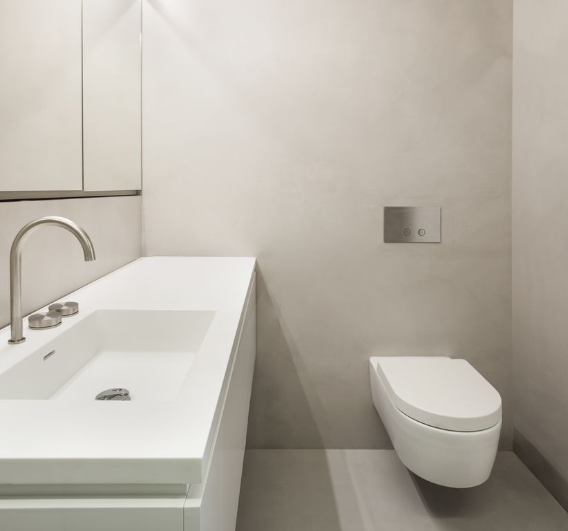 Béton ciré salle de bain beige naturel WC suspendu — MC Carreleur Izon