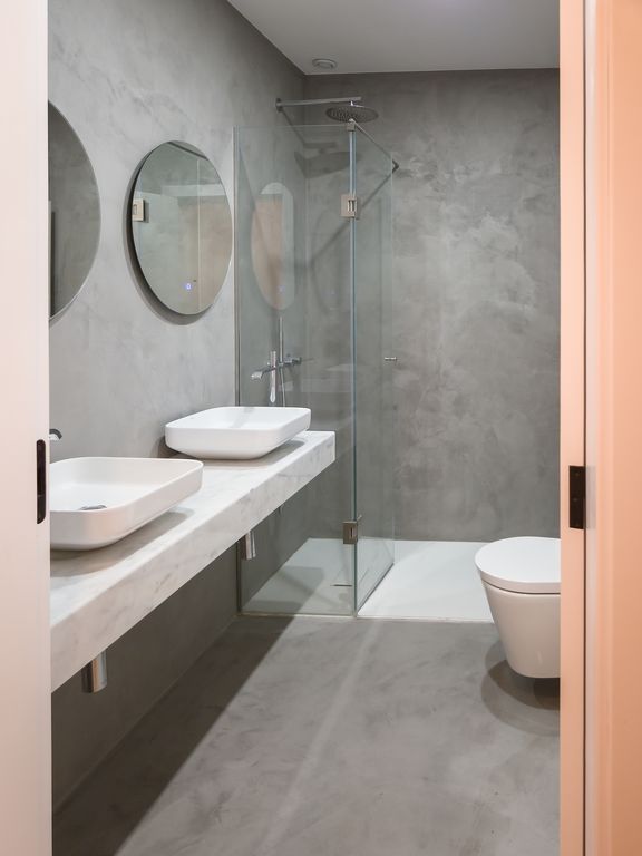 Béton ciré salle de bain douche italienne gris — MC Carreleur Bordeaux