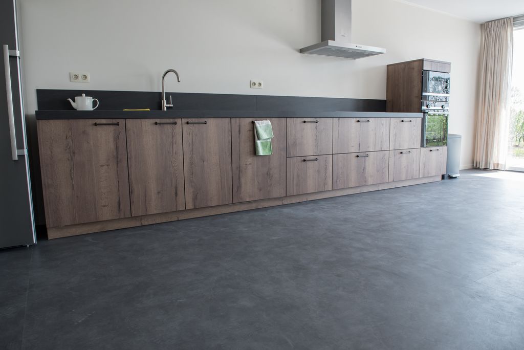 Béton ciré sol cuisine gris anthracite — MC Carreleur Libourne