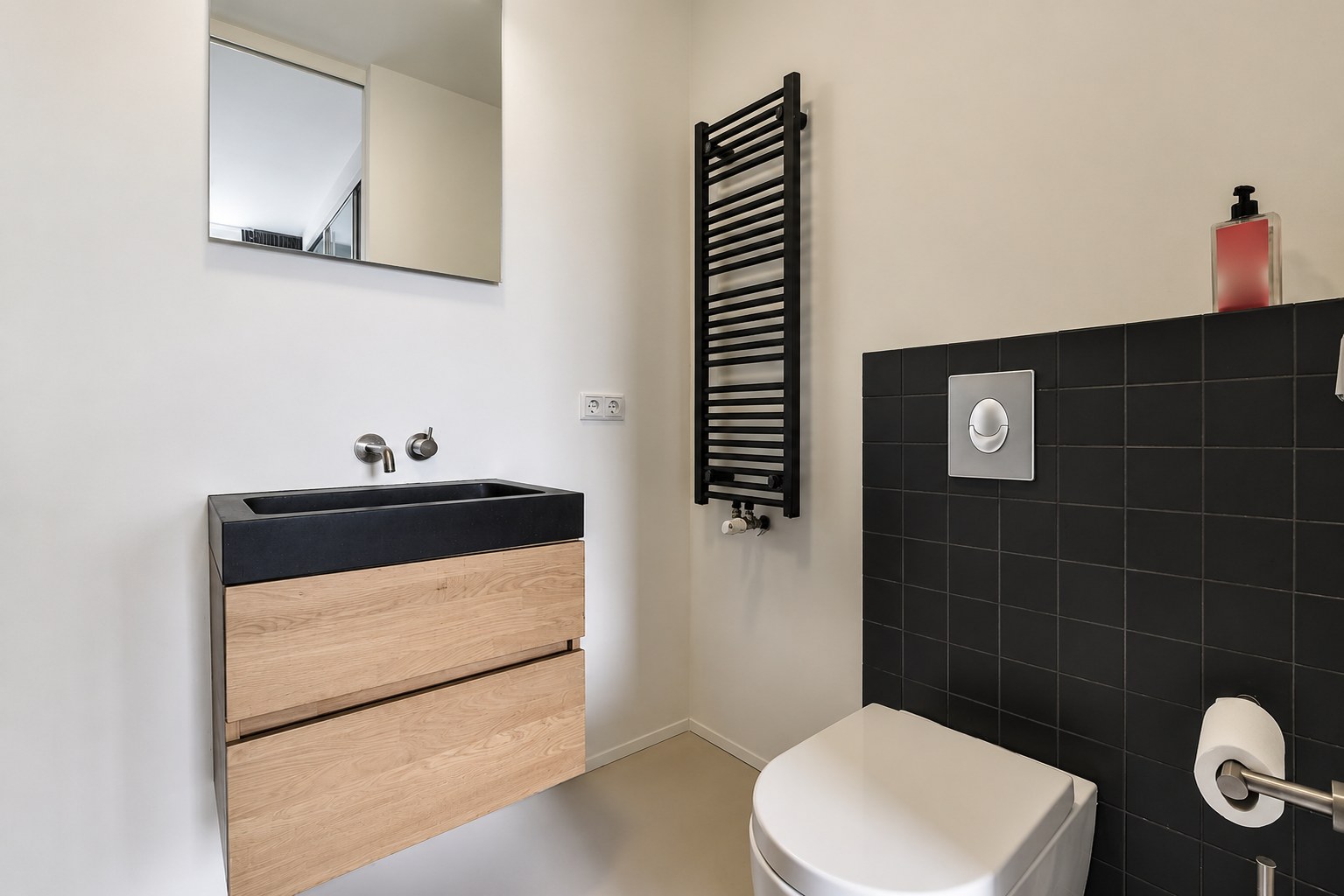 Meuble vasque flottant bois chêne avec vasque pierre noire, WC suspendu et sèche-serviettes noir – MC Carreleur Saint-Loubès Gironde