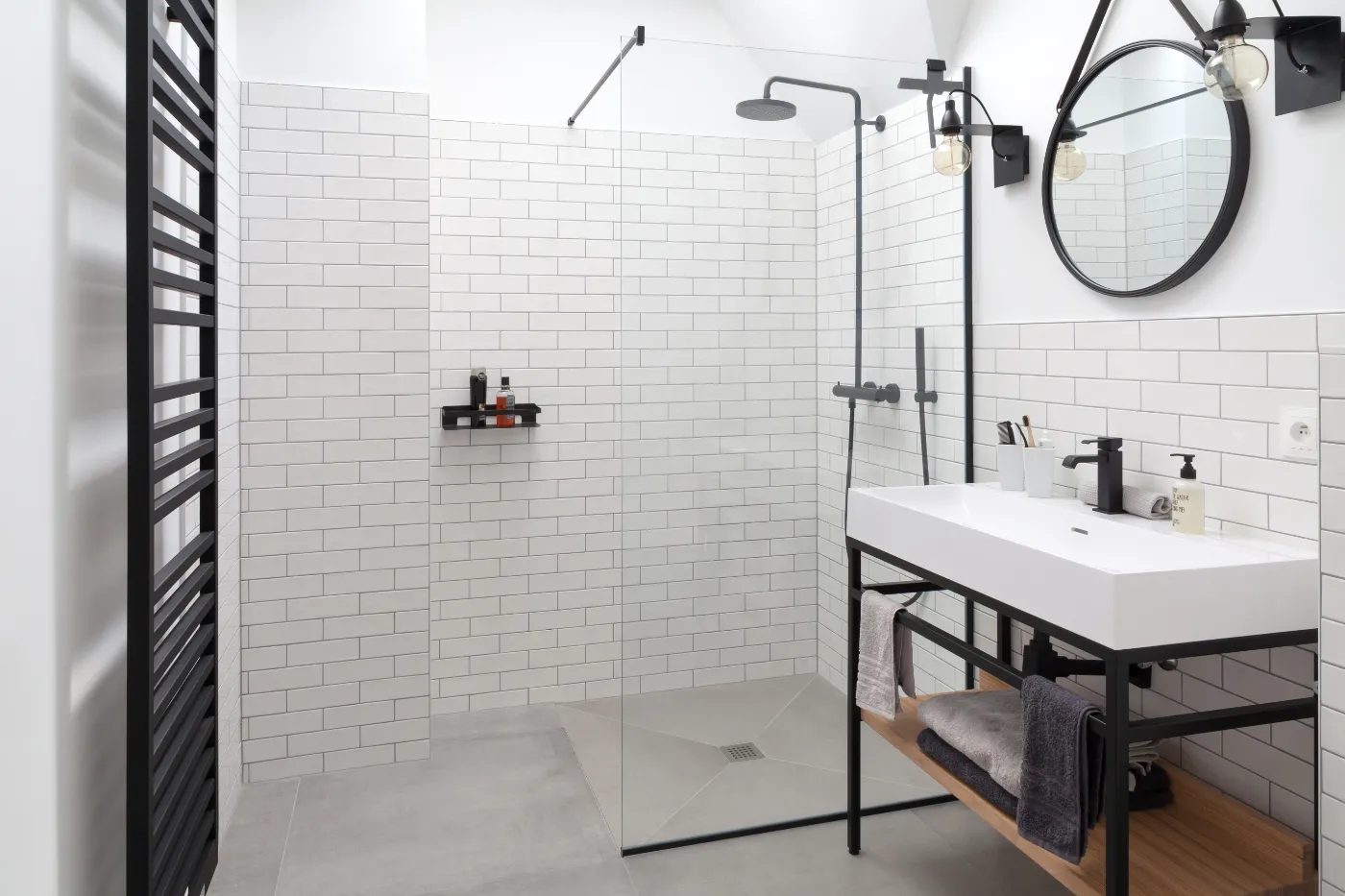 Carrelage ou parquet dans une salle de bain