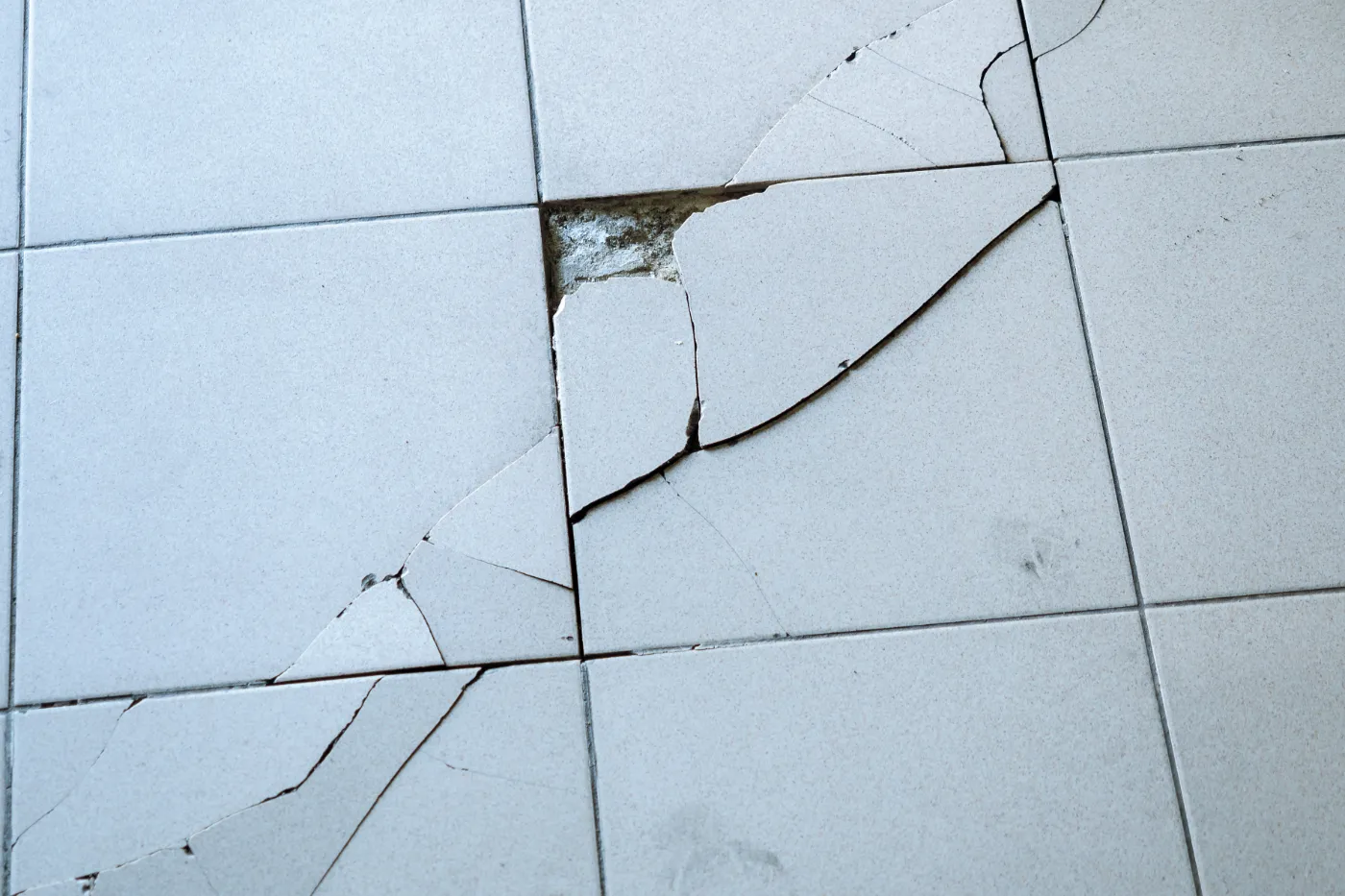 Joints de fractionnement et de dilatation : pourquoi un carrelage fissure