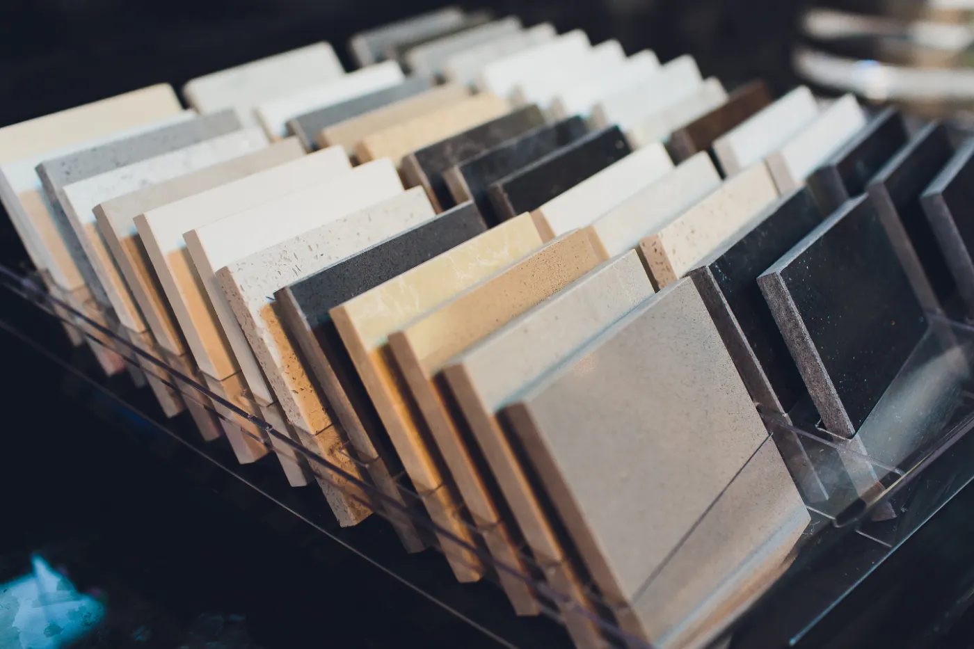 Présentoir de carrelages en showroom