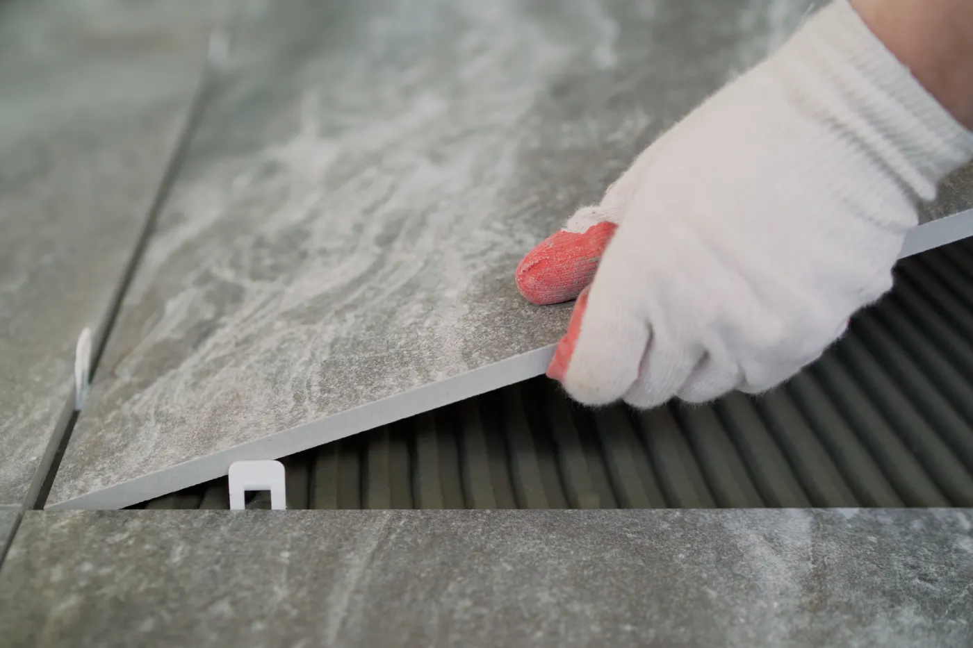 Carrelage en copropriété : acoustique, horaires et règlement