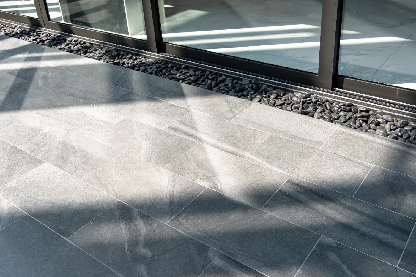 Terrasse : carrelage collé ou dalles sur plots