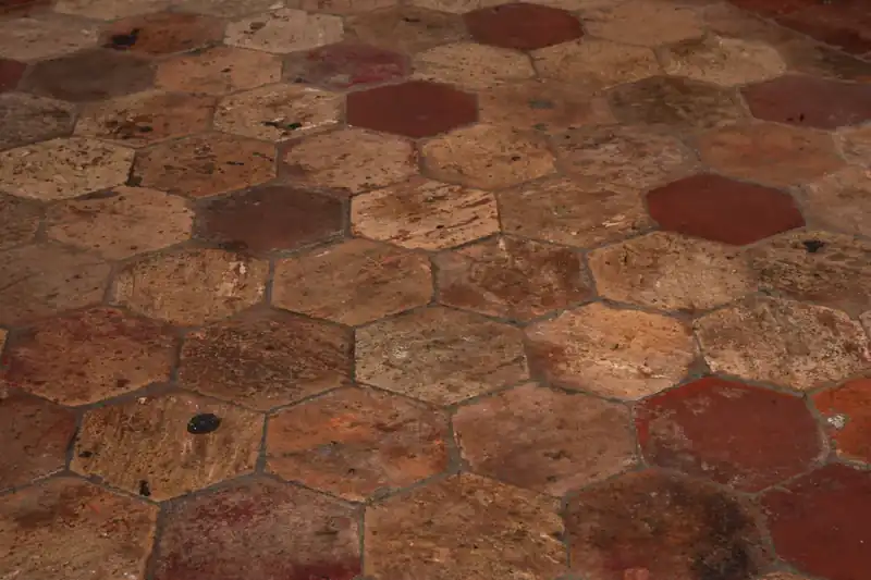 Sol ancien en tomettes hexagonales de terre cuite